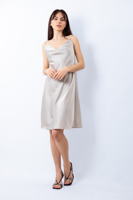 Krótka sukienka z tkaniny satynowanej