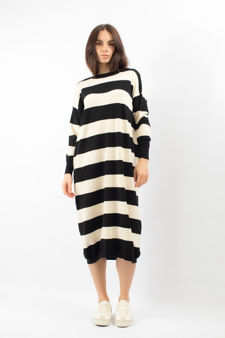 Sukienka w szerokie pasy