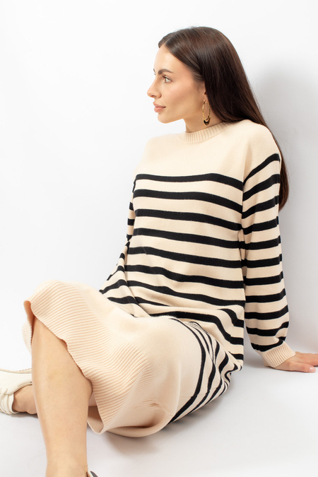 Dzianinowa sukienka w paski średniej szerokości